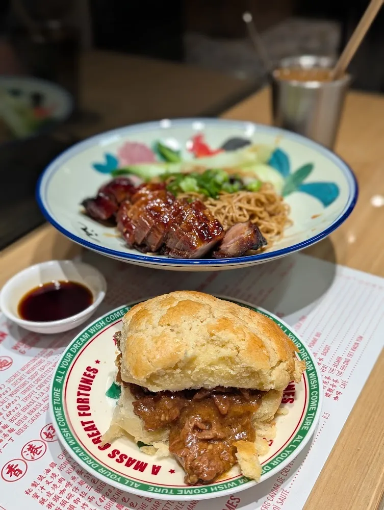 Brioche Bolo Boeuf Satay Et Honey Char Siu Mixed Noodles